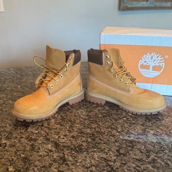 Timberland classic wheat nubuck Brown and Tan Boots 5 juniors EUC - Picture 5 of 16